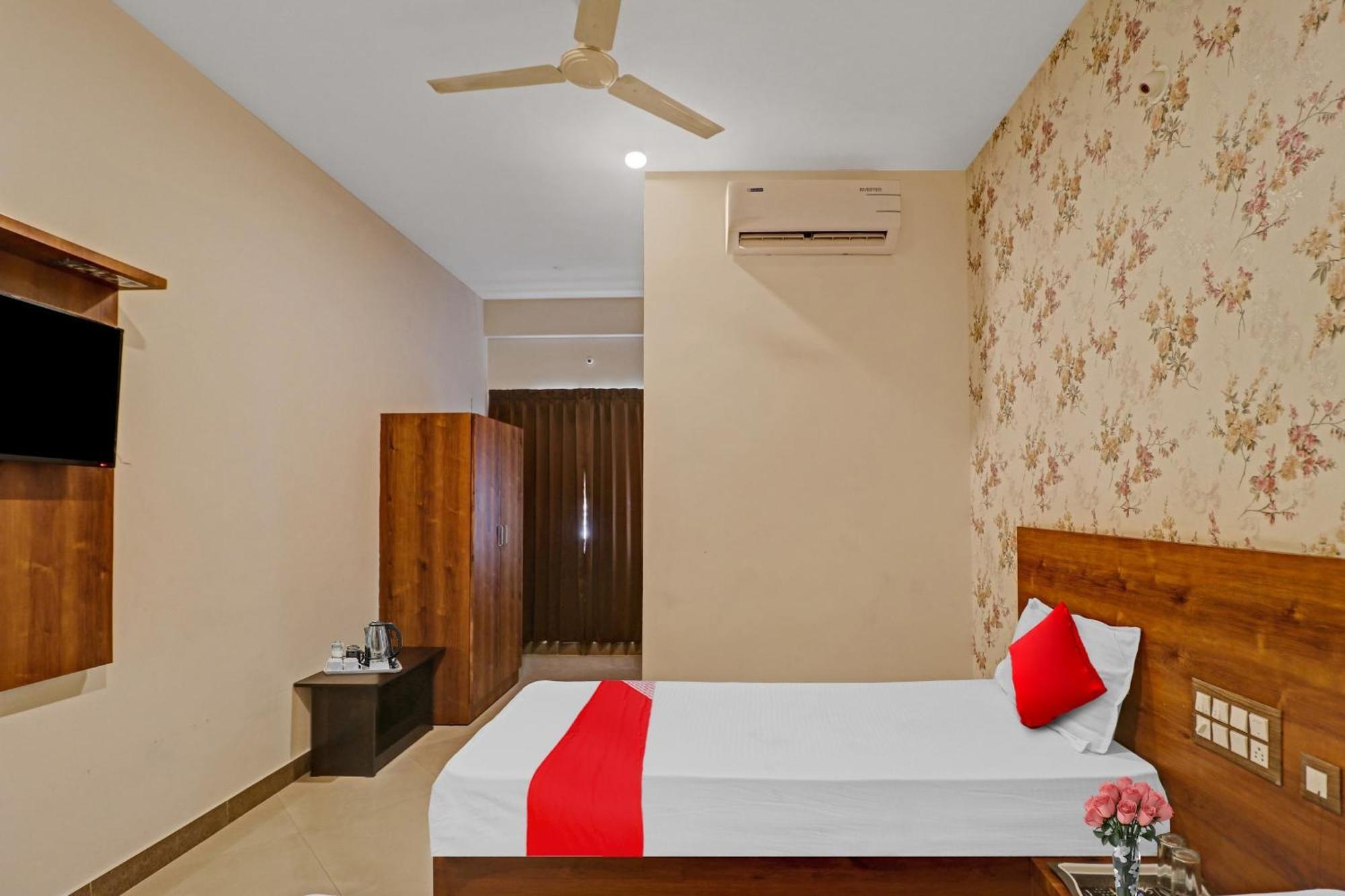 Hotel O Formula Vanivilasa Puram Esterno foto